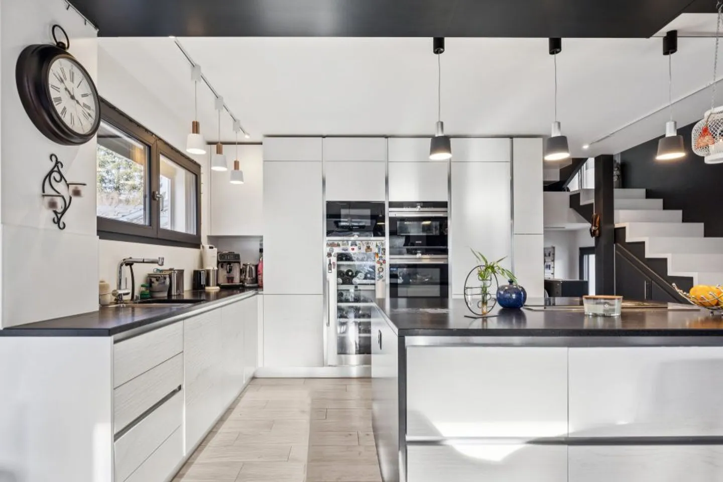 SUPERB INDIVIDUAL VILLA WITH GARDEN AND PERGOLAS - Photo 4 of 13