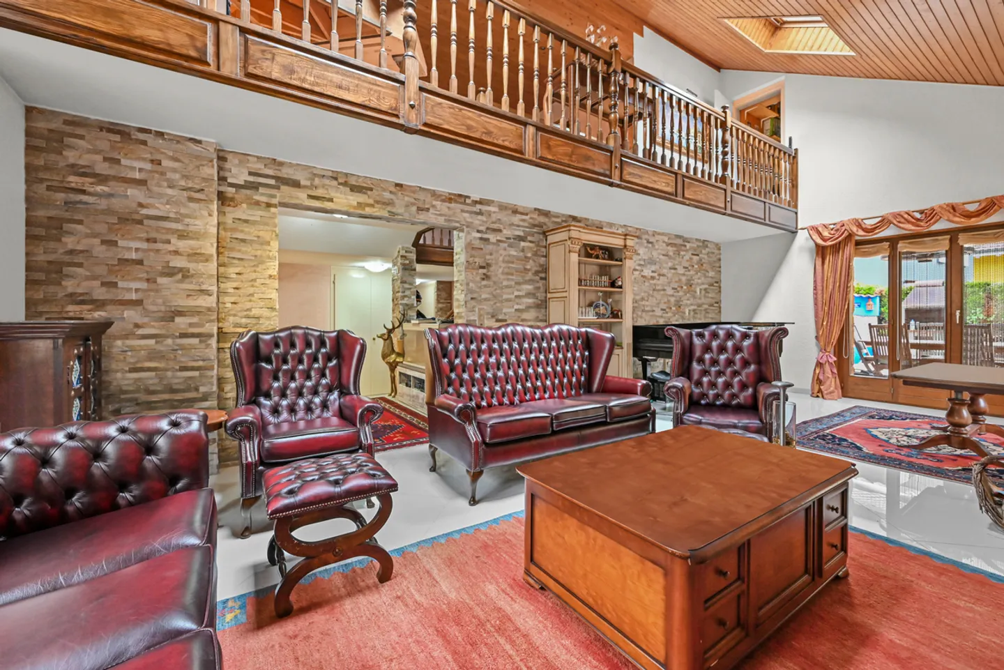 Stunning Villa with Pool - Photo 6 of 13