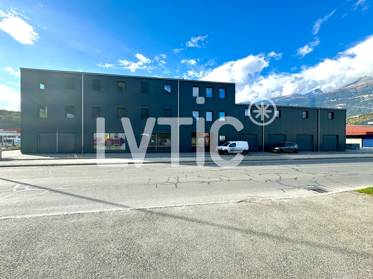 Bâtiment industriel de 1800 m2 sur parcelle de 1680 m2 à vendre Sierre - Photo 1 sur 11