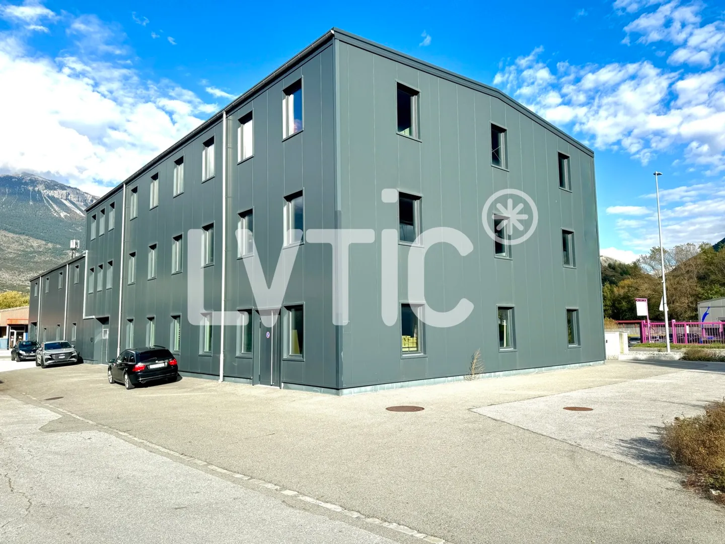 Bâtiment industriel de 1800 m2 sur parcelle de 1680 m2 à vendre Sierre - Photo 2 sur 11