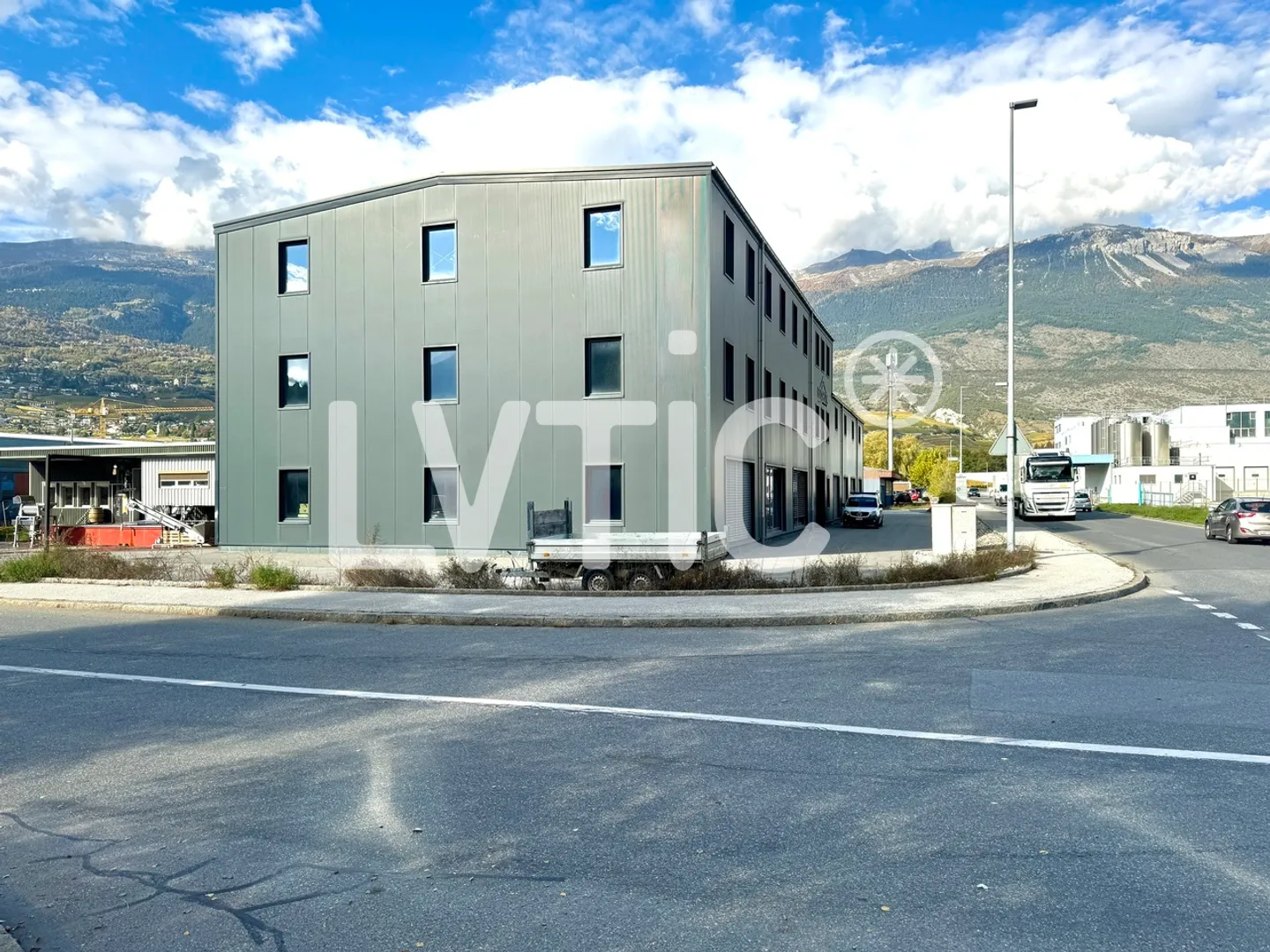 Bâtiment industriel de 1800 m2 sur parcelle de 1680 m2 à vendre Sierre - Photo 3 sur 11