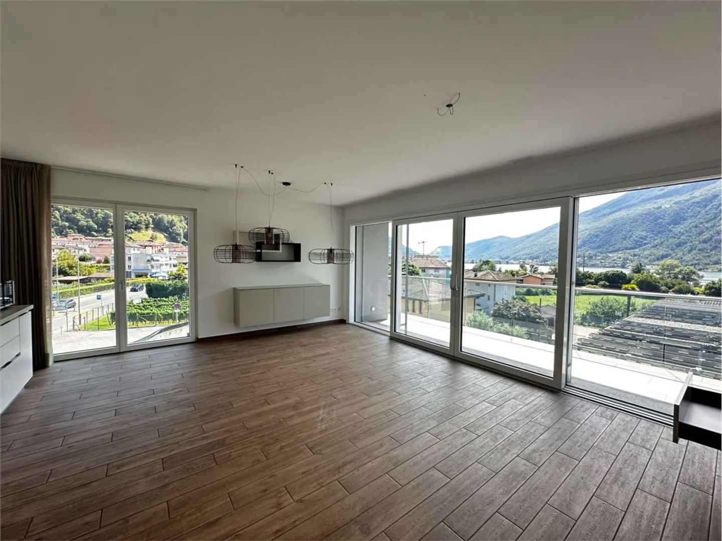Spacious 4.5-room apartment with terrace and lake view - Photo 1 of 20