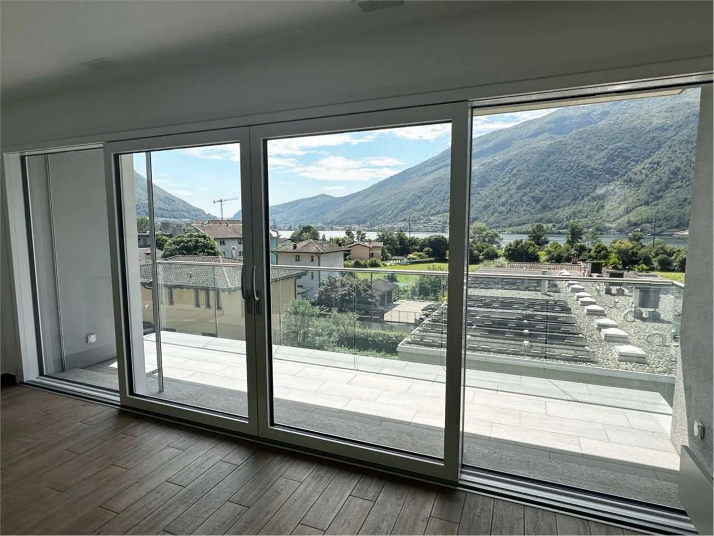 Spacious 4.5-room apartment with terrace and lake view - Photo 2 of 20
