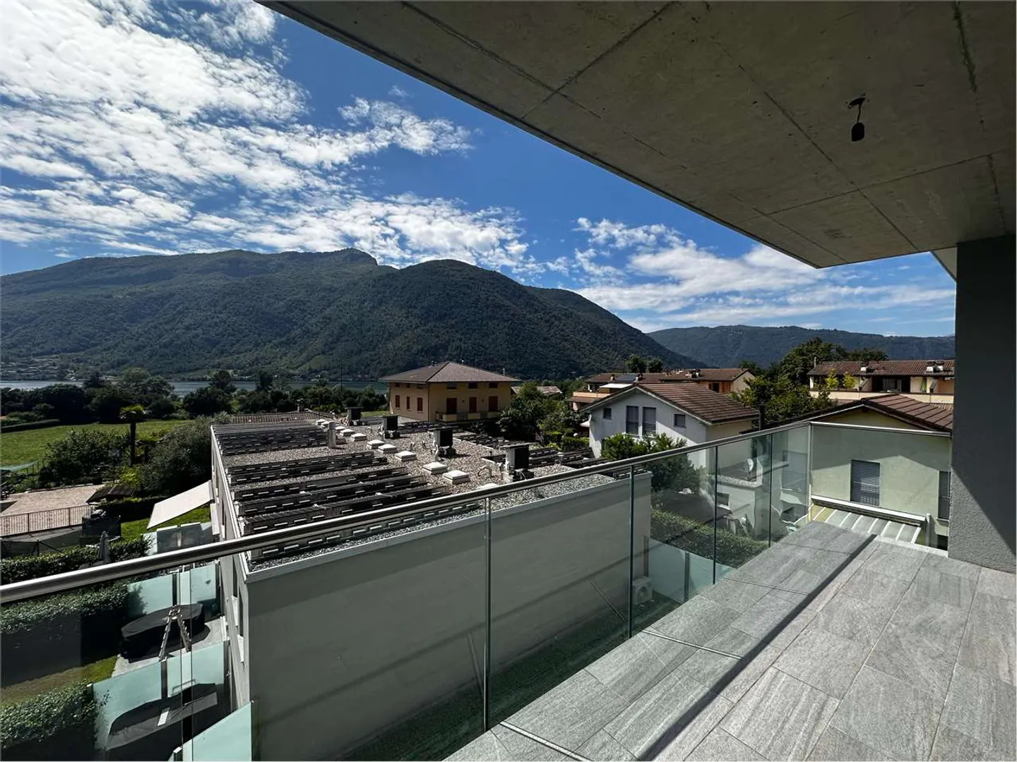 Spacious 4.5-room apartment with terrace and lake view - Photo 3 of 20