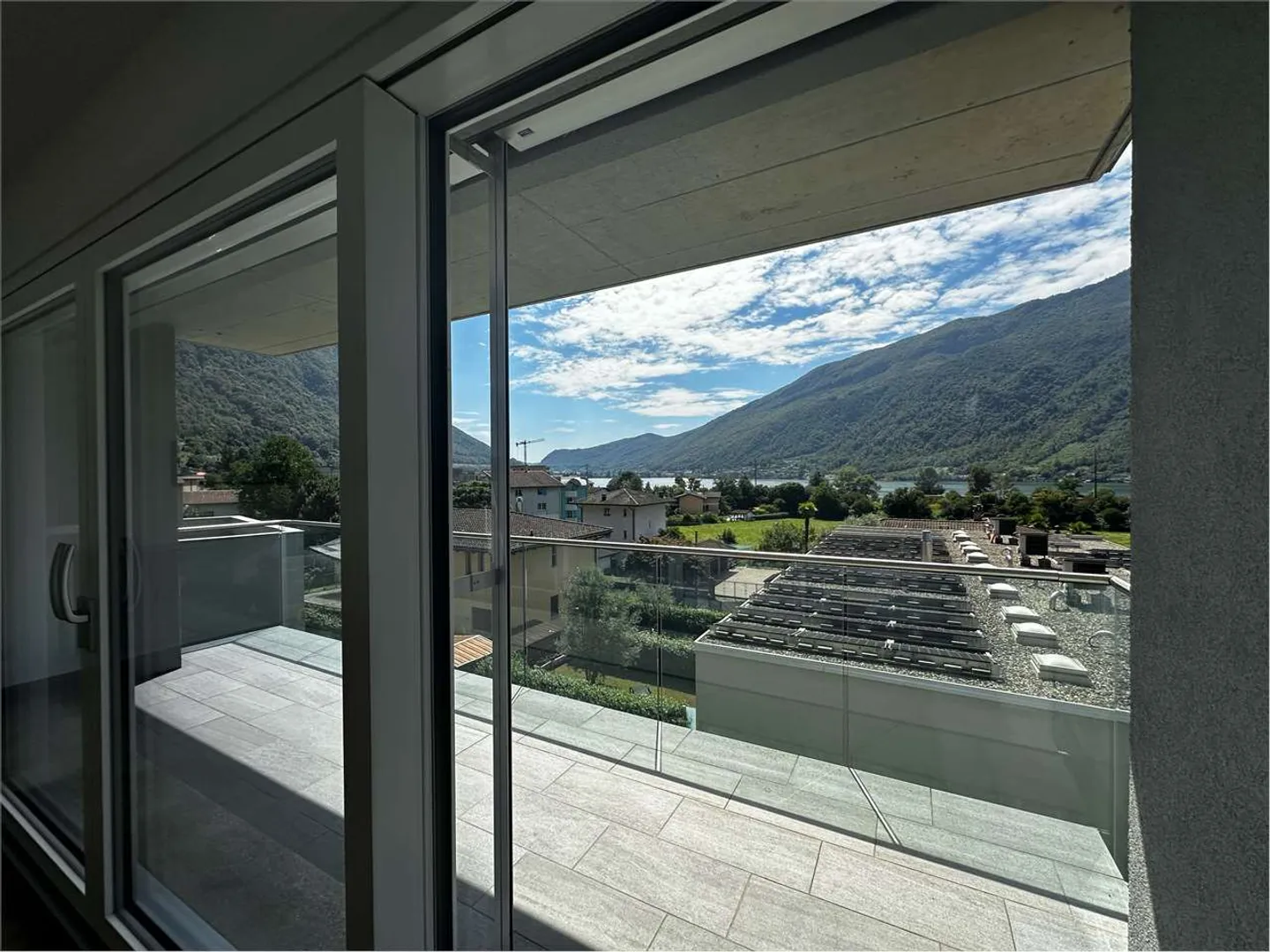 Spacious 4.5-room apartment with terrace and lake view - Photo 4 of 20