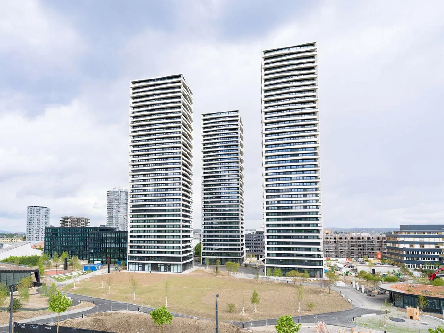 Living at 104 meters in the fourth highest apartment in Switzerland, 5.5 room apartment Dübendorf - Photo 1 of 30