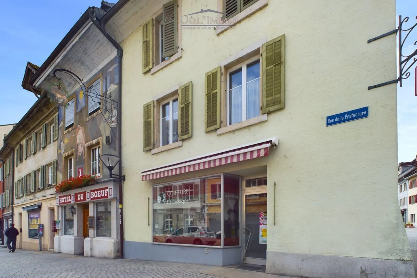 Magnifique et grand immeuble avec un local commercial - Photo 1 sur 9