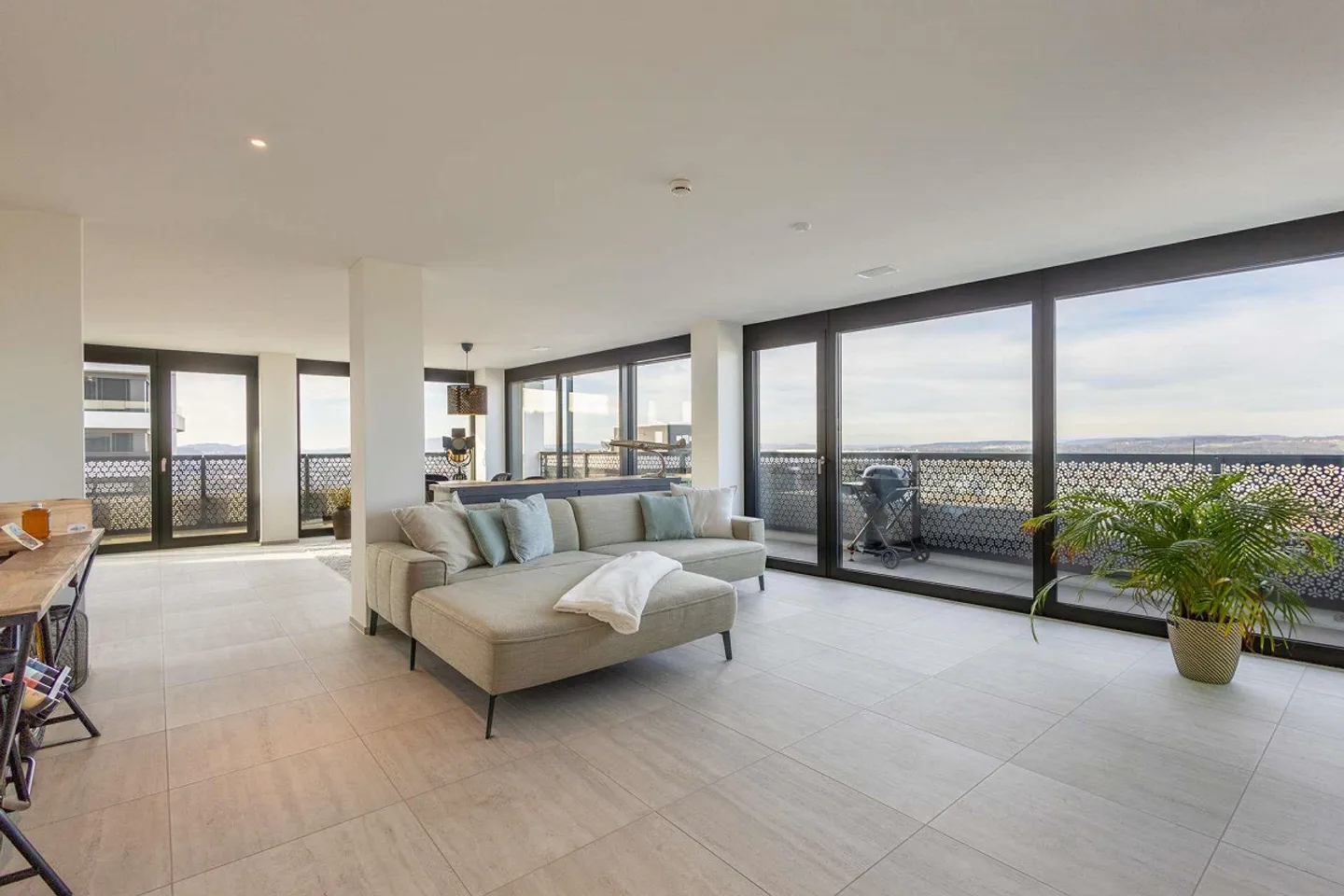 Living at 104 meters in the fourth highest apartment in Switzerland, 5.5 room apartment Dübendorf - Photo 2 of 30