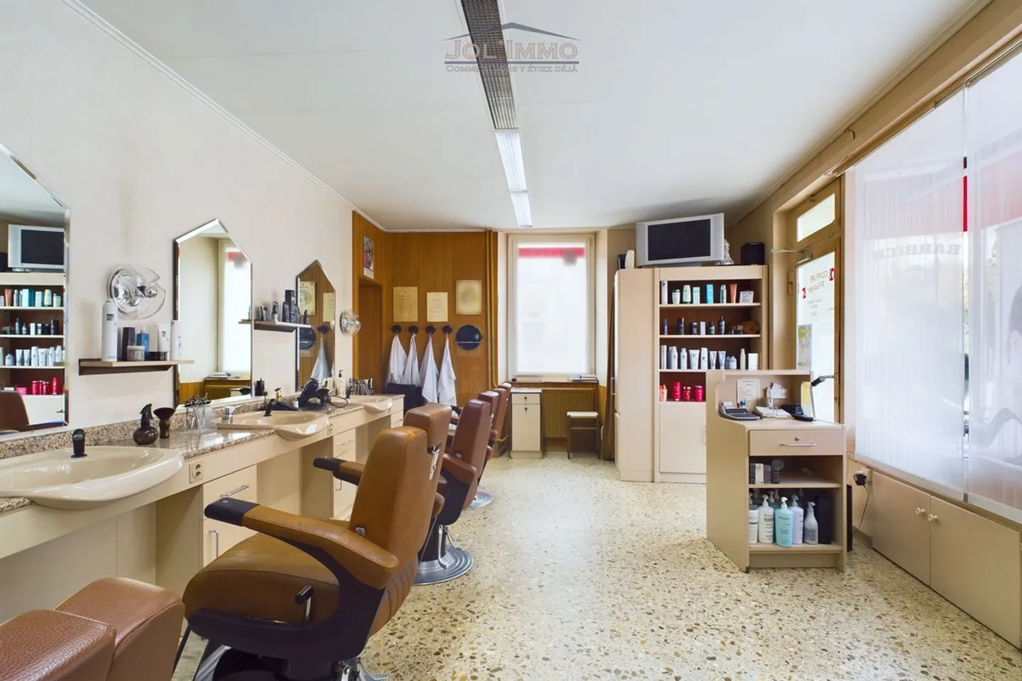 Magnifique et grand immeuble avec un local commercial - Photo 3 sur 9