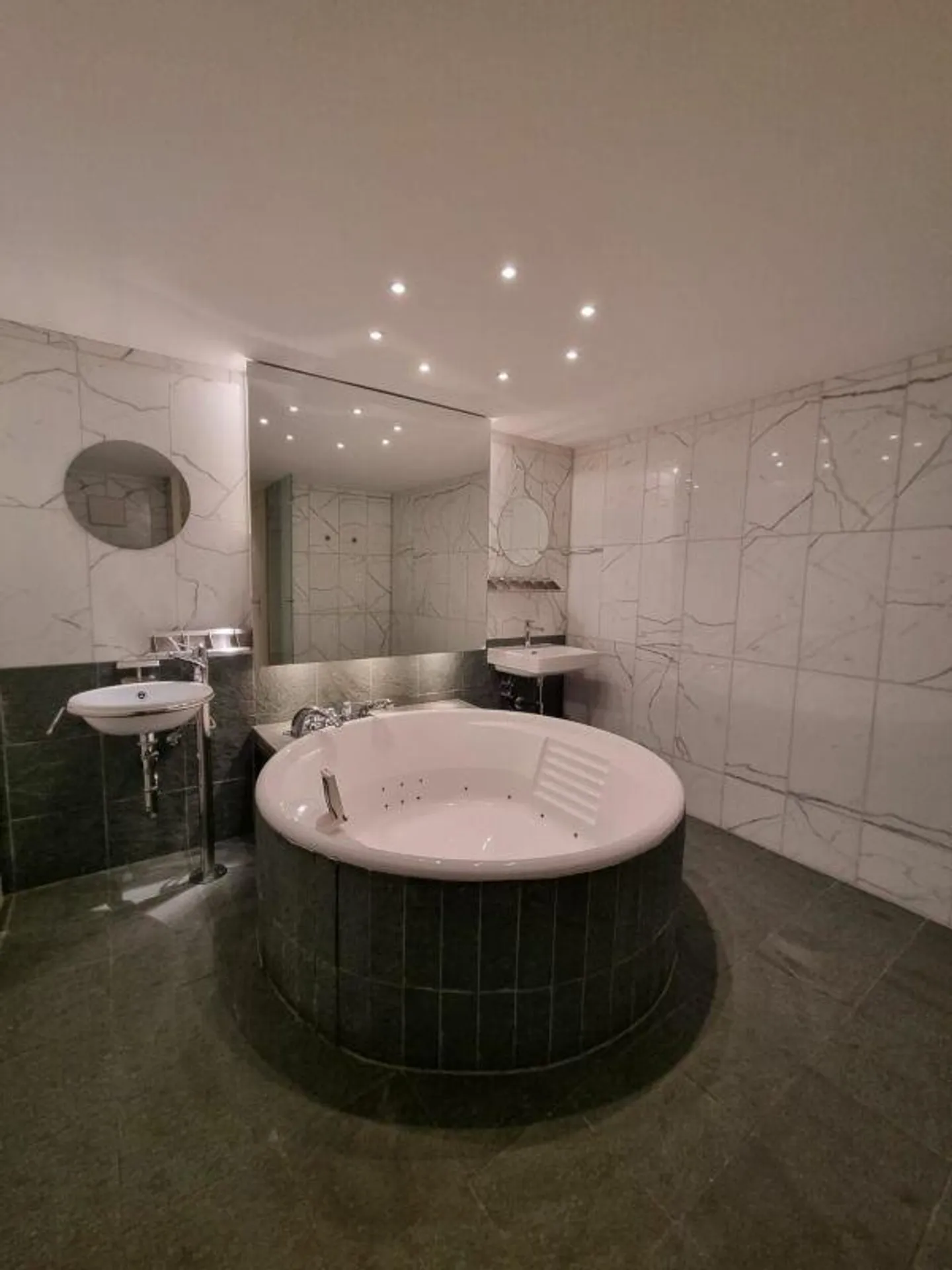 Wellness Oasis in the Heart of Bern's Old Town! - Photo 6 of 13