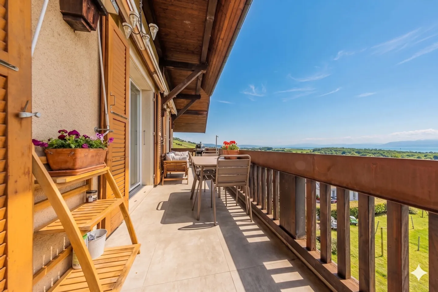 Magnificent 6.5 room duplex penthouse - Mont Blanc view - 10 minutes from Nyon - Photo 4 of 13