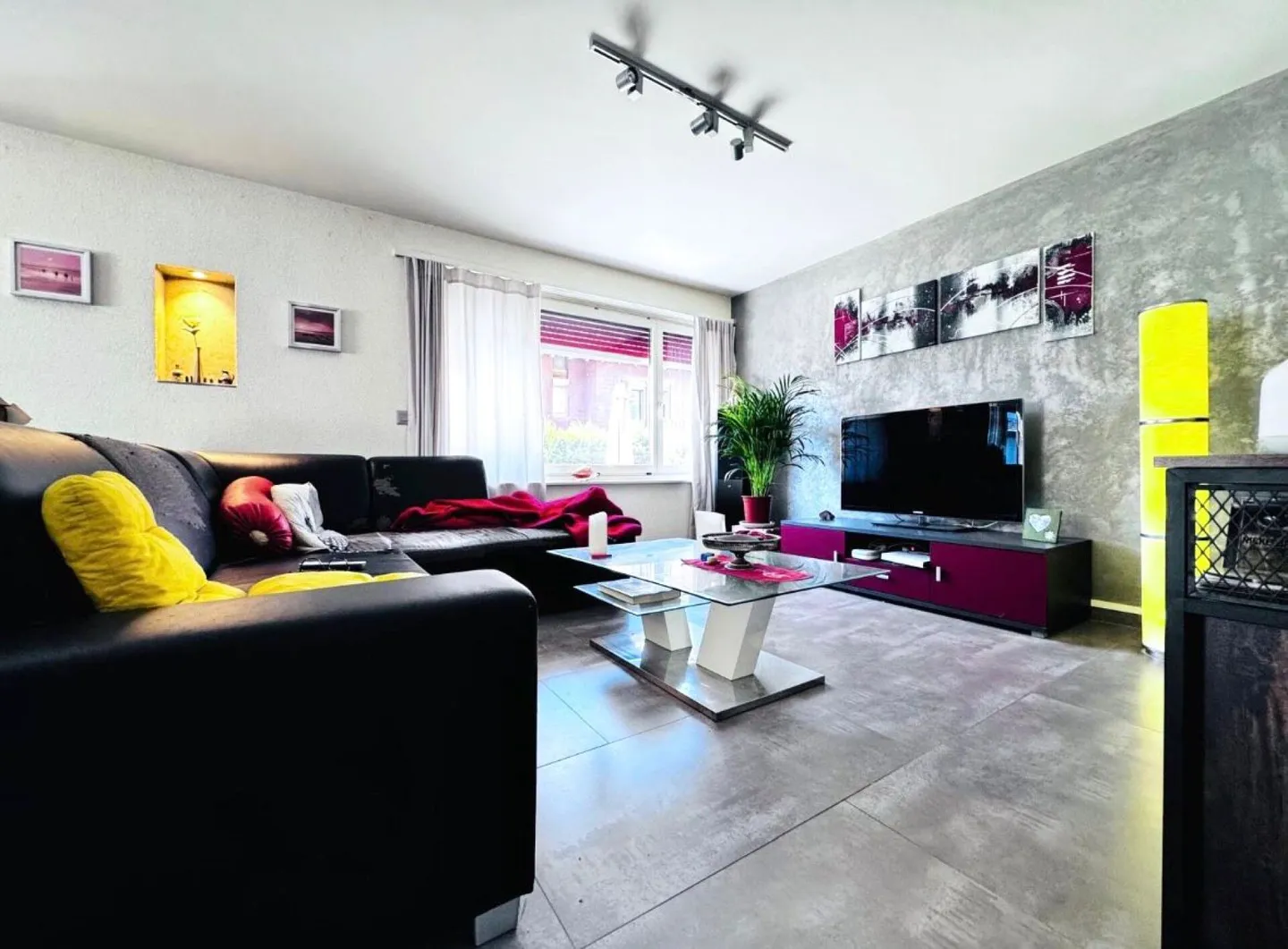 Spacious Family Home with Garden - Photo 3 of 21