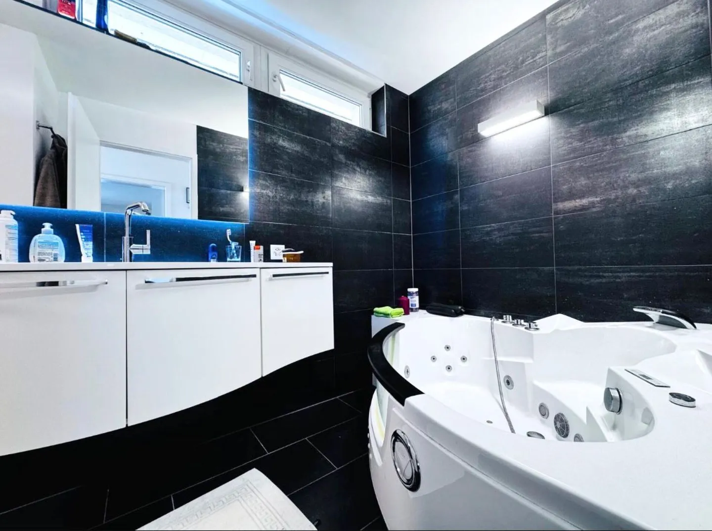 Spacious Family Home with Garden - Photo 5 of 21