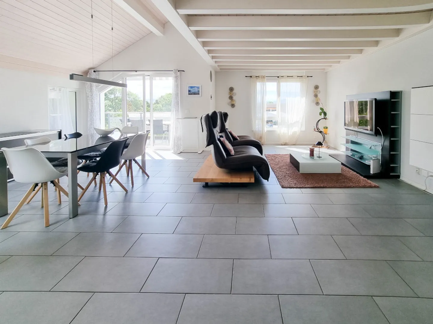 Helles Duplex-Apartment mit Balkon in einer privilegierten Wohngegend - Foto 3 von 9