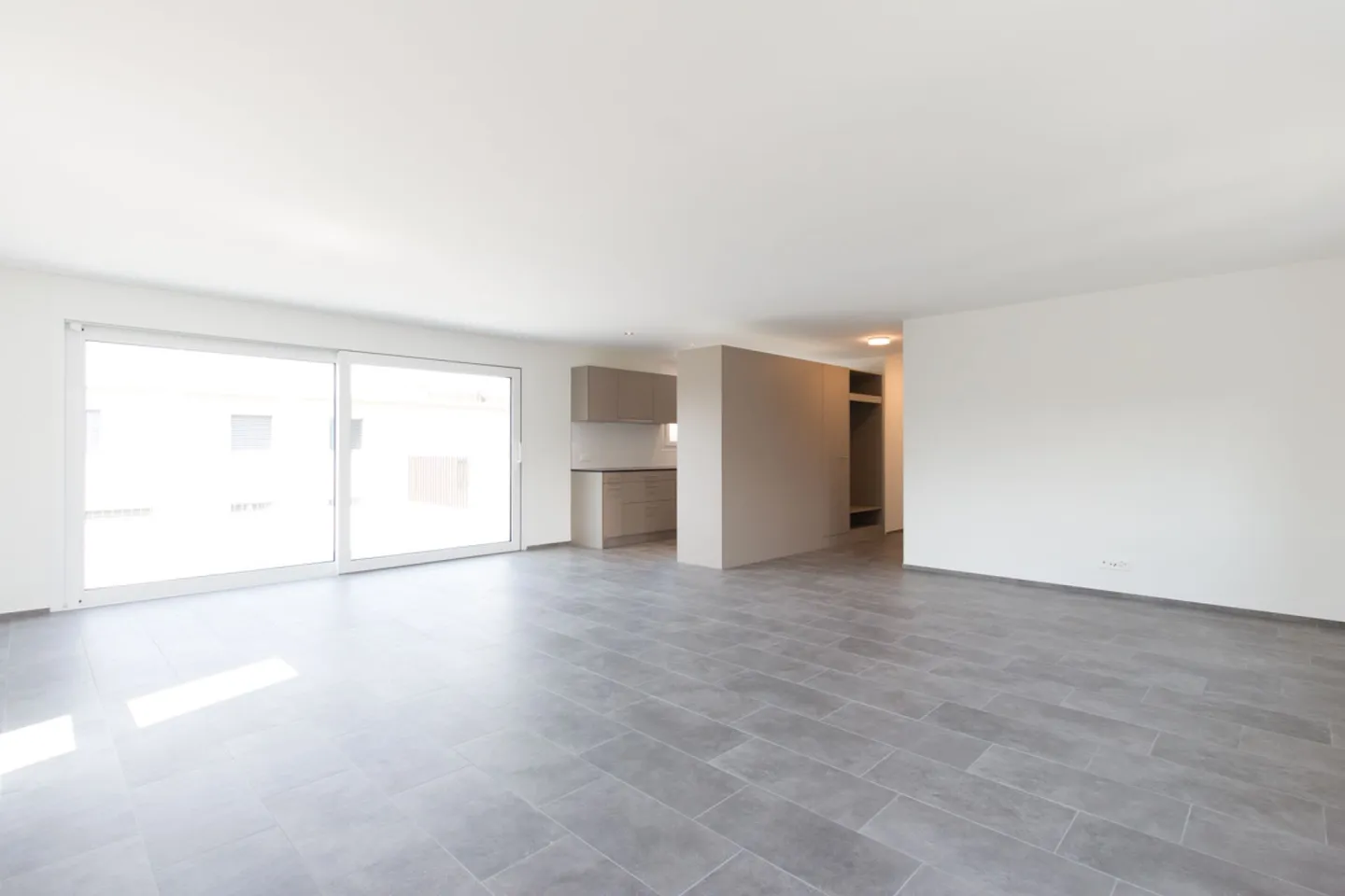 Ottimo appartamento attico di 2,5 stanze - Foto 3 di 9