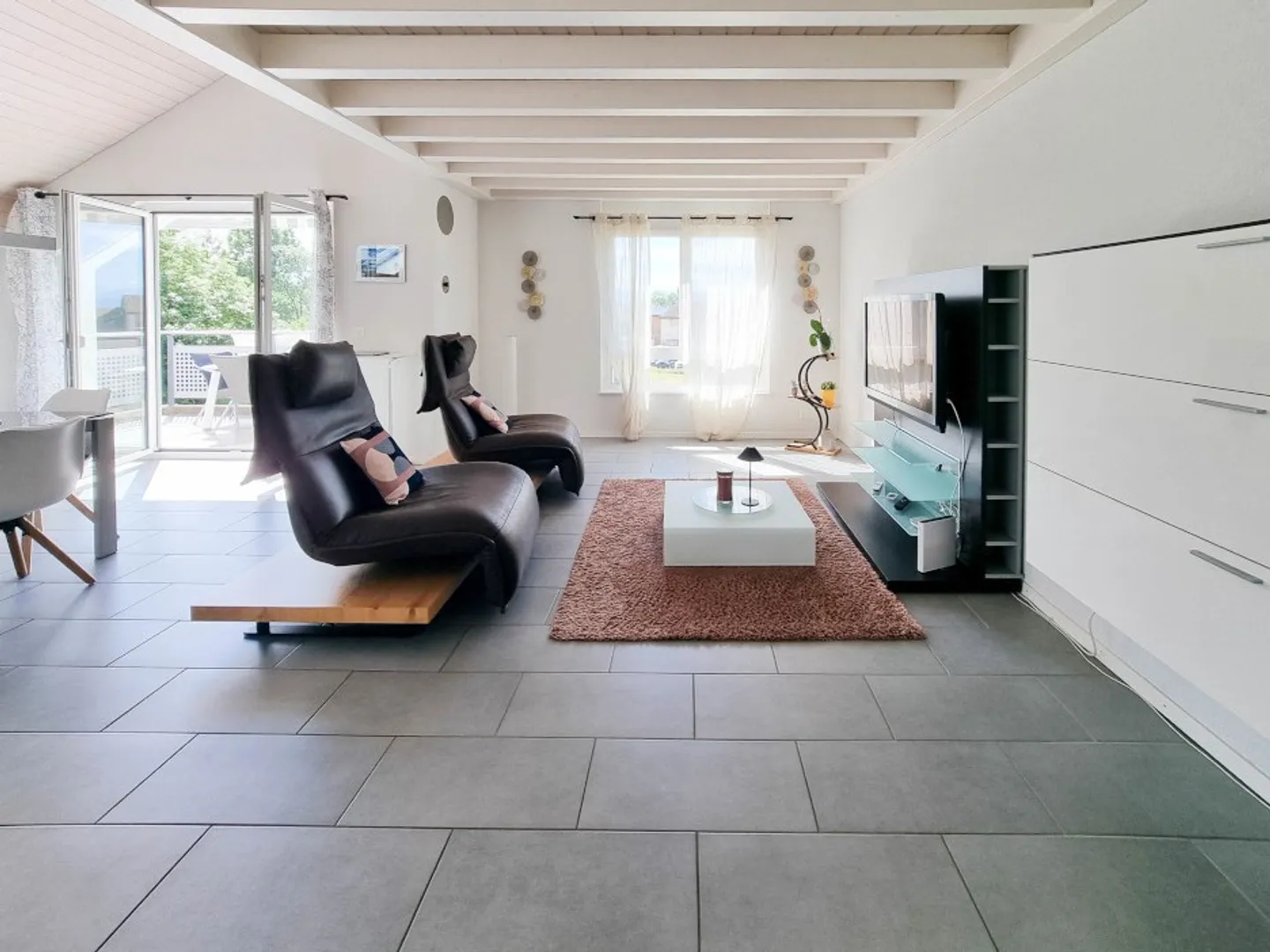 Helles Duplex-Apartment mit Balkon in einer privilegierten Wohngegend - Foto 6 von 9