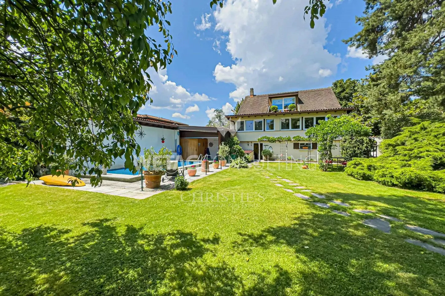 Lugano-Magliaso: bella villa nel verde, con piscina e vicino a... - Foto 1 di 13