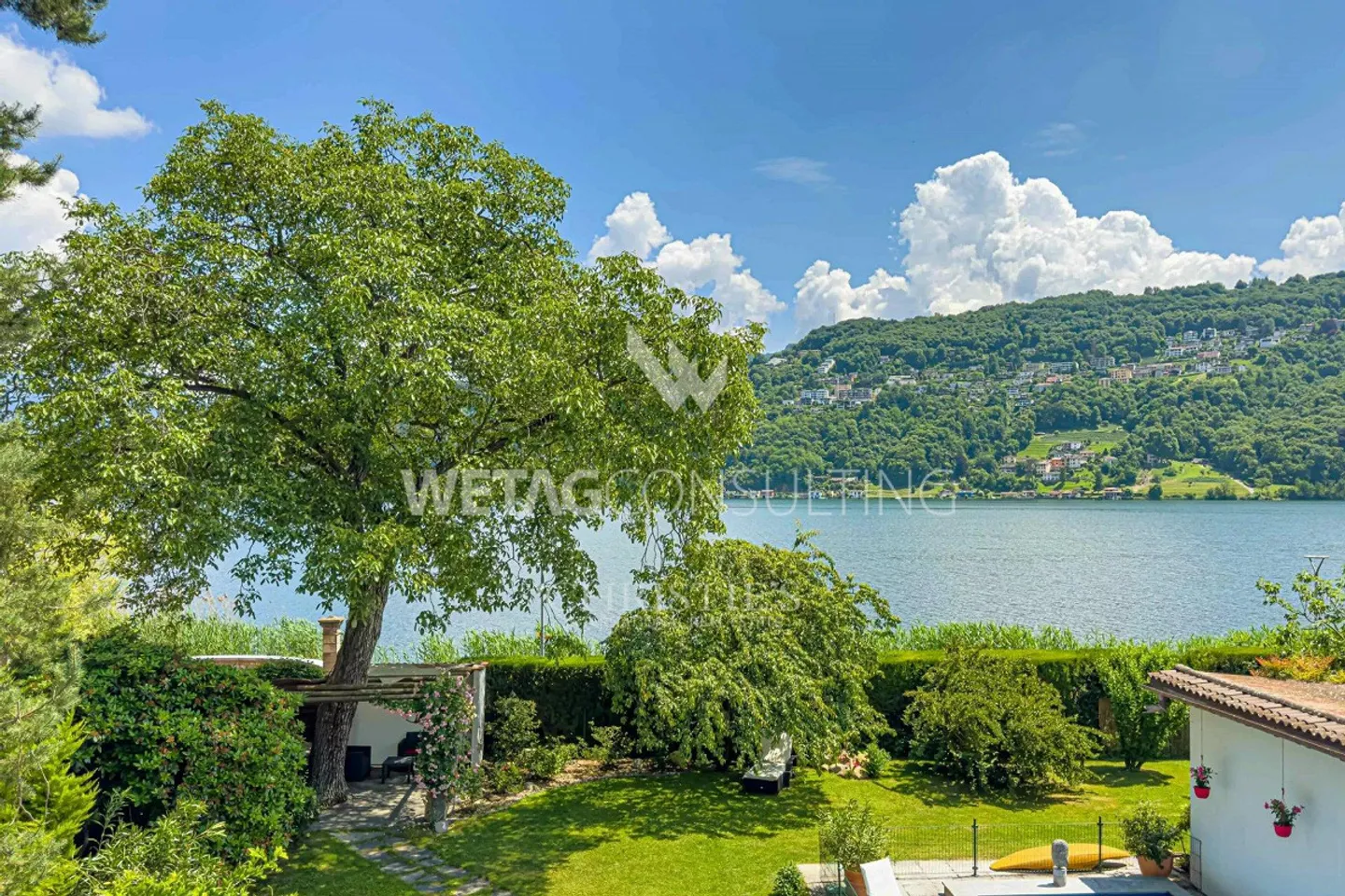 Lugano-Magliaso: bella villa nel verde, con piscina e vicino a... - Foto 2 di 13