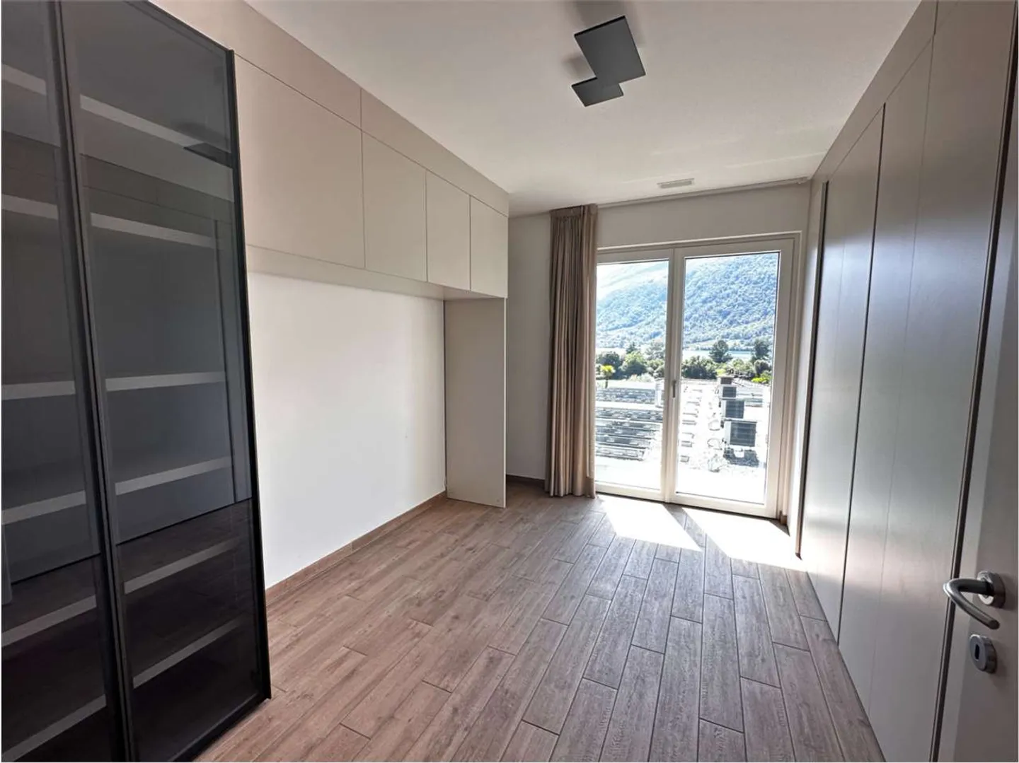 Spacious 4.5-room apartment with terrace and lake view - Photo 9 of 20