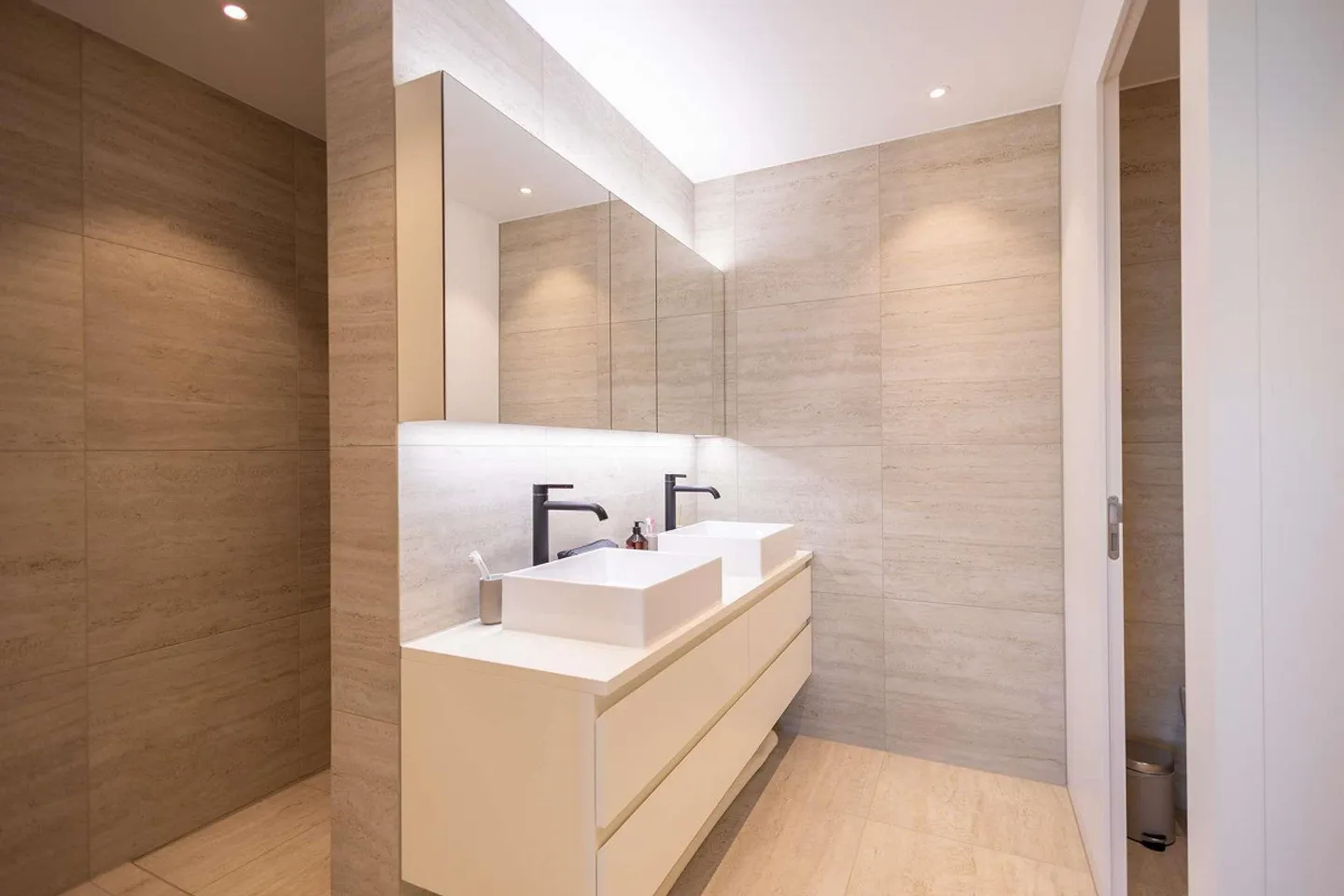 Living at 104 meters in the fourth highest apartment in Switzerland, 5.5 room apartment Dübendorf - Photo 17 of 30