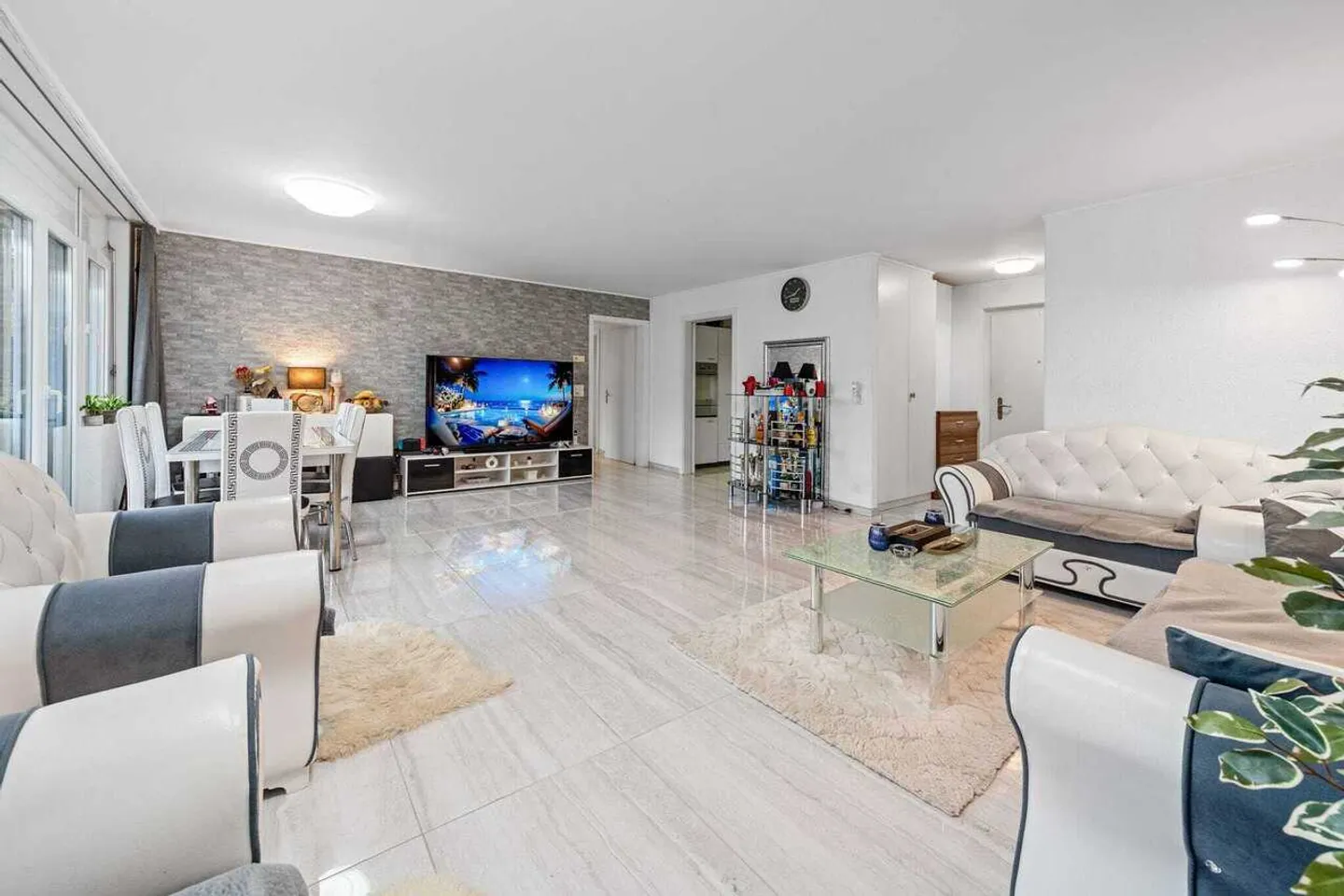 Spacious Ground Floor Apartment - Photo 5 of 13