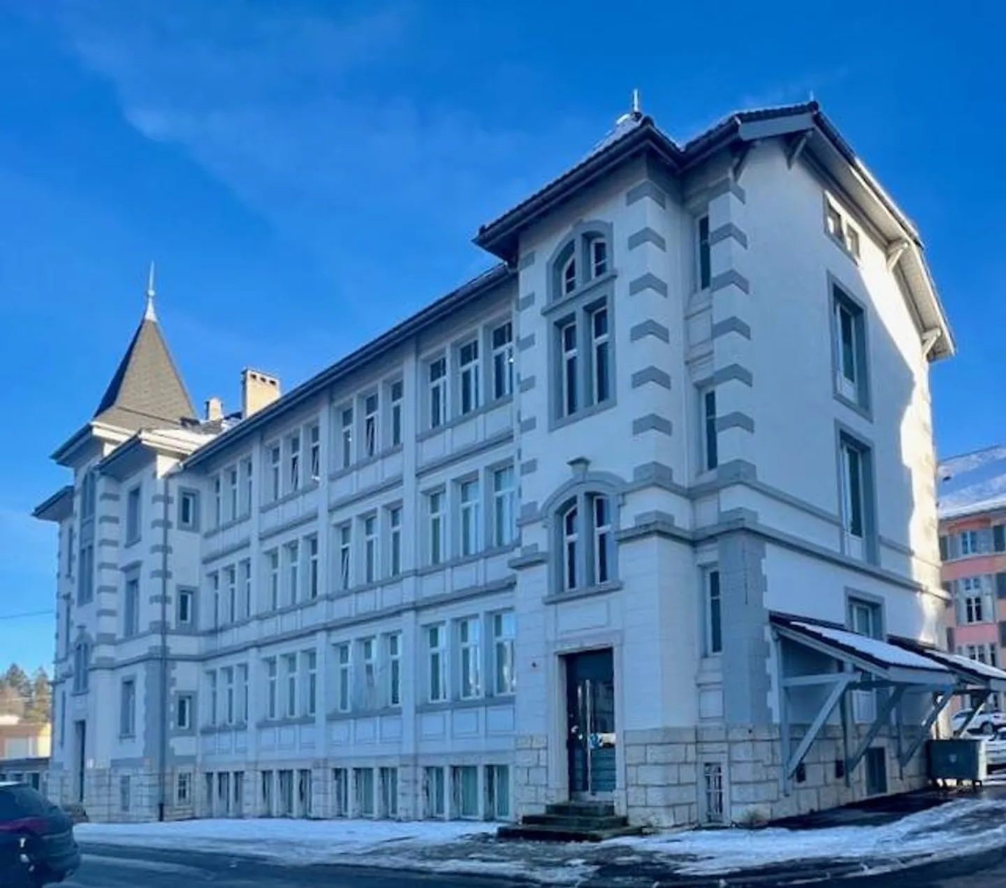 Make an offer for this very beautiful mixed-use building, with 14 garages and 18 parking spaces - Photo 1 of 13