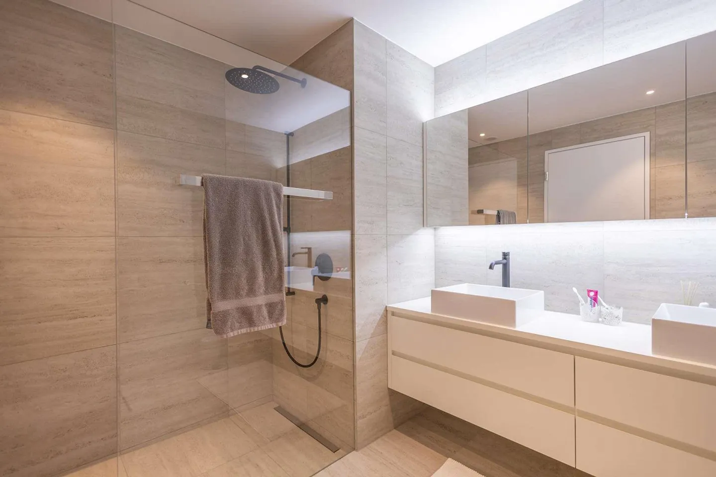 Living at 104 meters in the fourth highest apartment in Switzerland, 5.5 room apartment Dübendorf - Photo 18 of 30