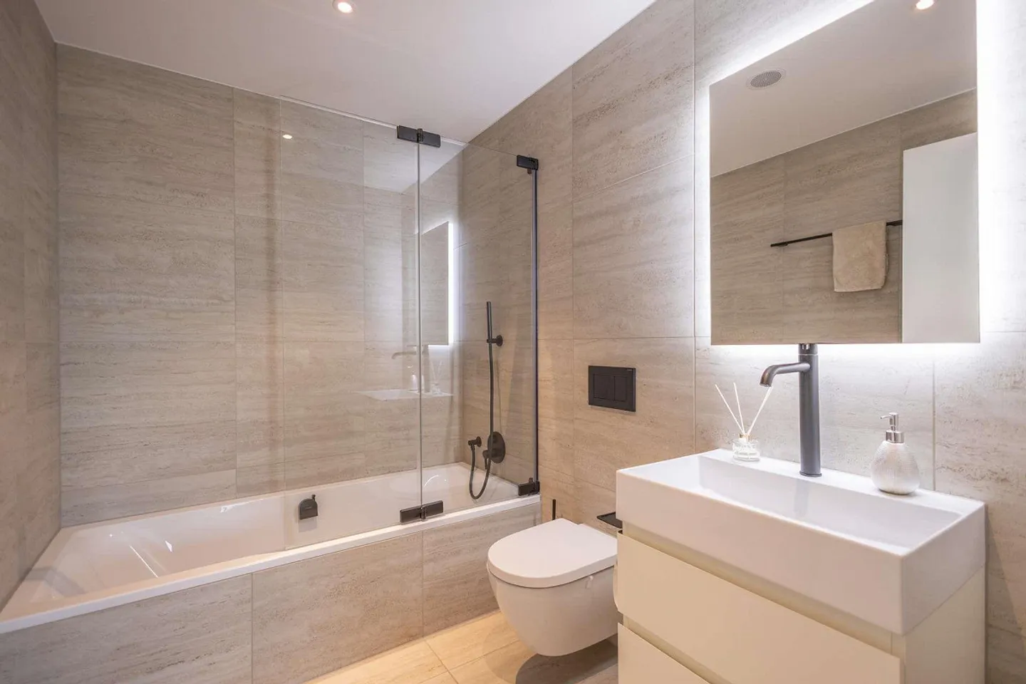 Living at 104 meters in the fourth highest apartment in Switzerland, 5.5 room apartment Dübendorf - Photo 19 of 30