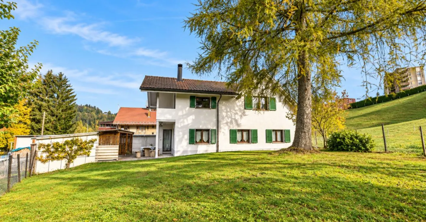 Spacious Detached House with Garden - Photo 1 of 13