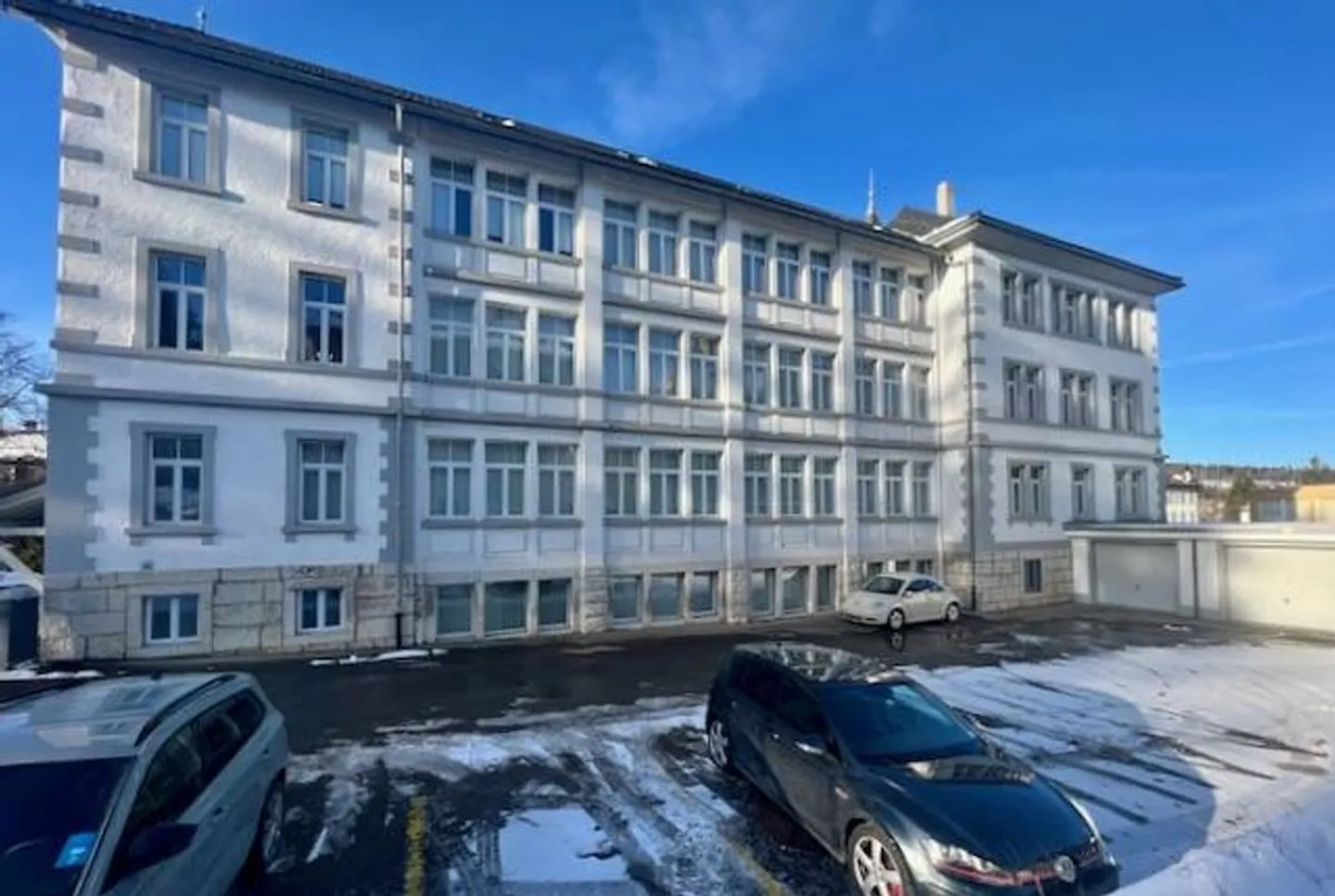 Make an offer for this very beautiful mixed-use building, with 14 garages and 18 parking spaces - Photo 11 of 13