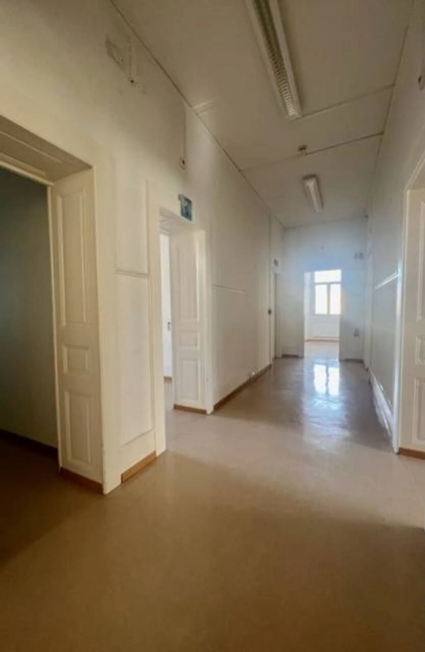 Make an offer for this very beautiful mixed-use building, with 14 garages and 18 parking spaces - Photo 13 of 13