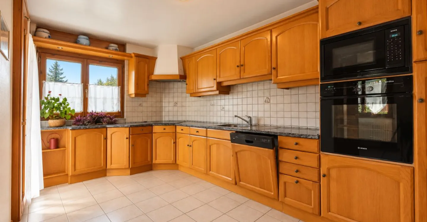 Spacious Detached House with Garden - Photo 4 of 13