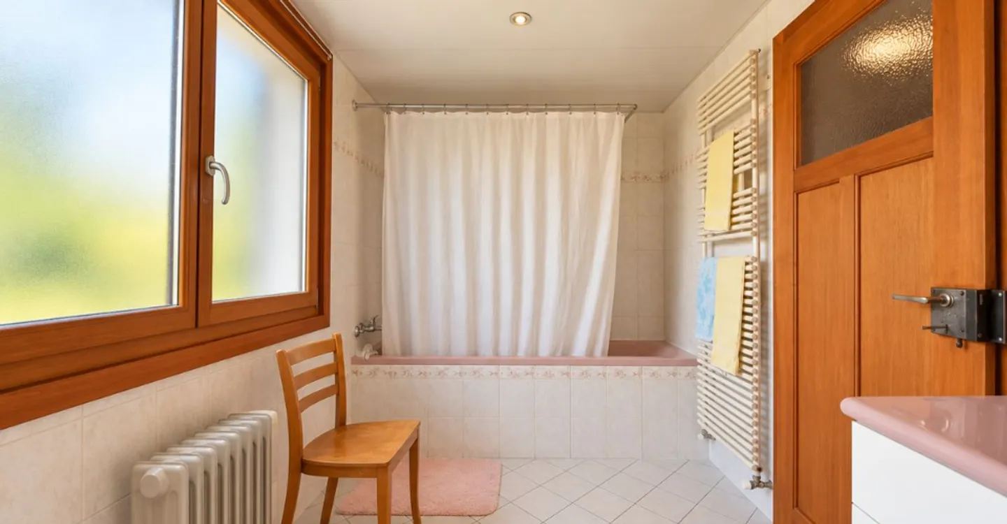 Spacious Detached House with Garden - Photo 12 of 13