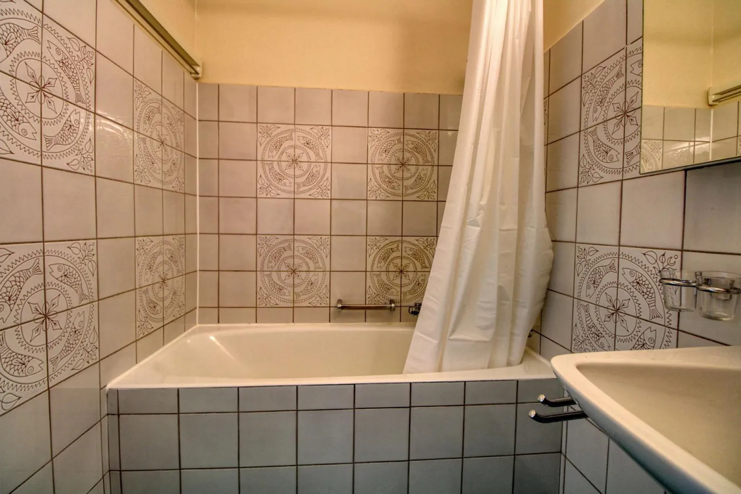 Elegant Coliving with Stunning Lake and Mountain Views - Photo 14 of 24