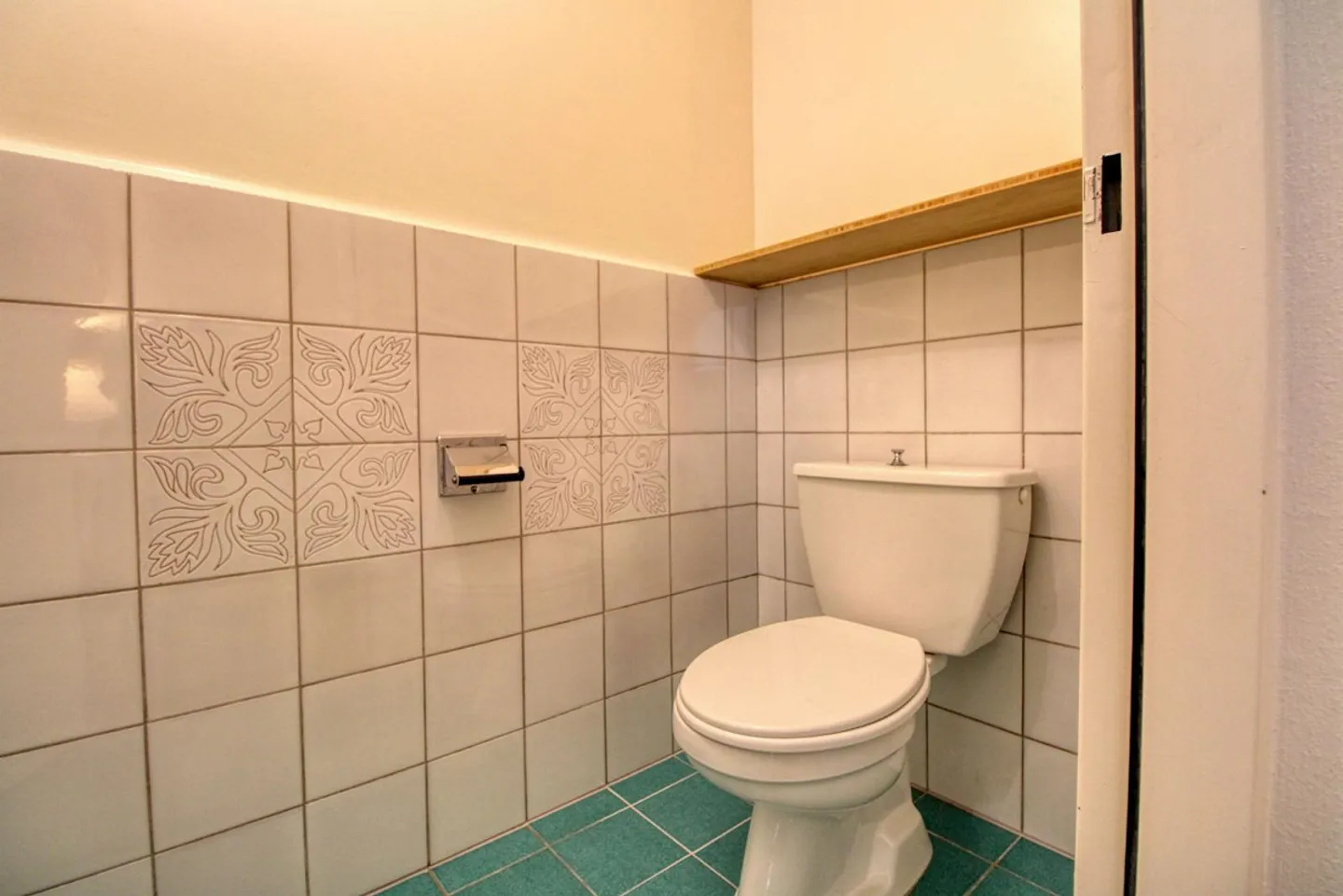 Elegant Coliving with Stunning Lake and Mountain Views - Photo 18 of 24