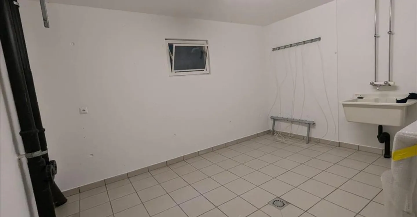 Mixed-use building for rent - Photo 3 of 6