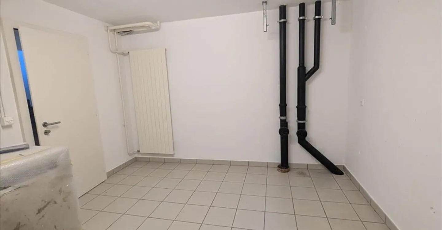 Mixed-use building for rent - Photo 5 of 6