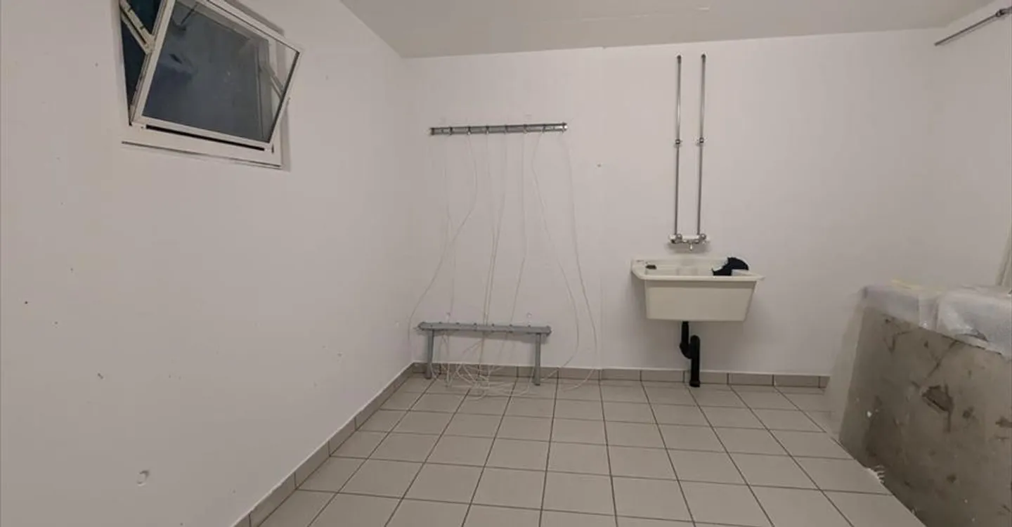 Mixed-use building for rent - Photo 2 of 6