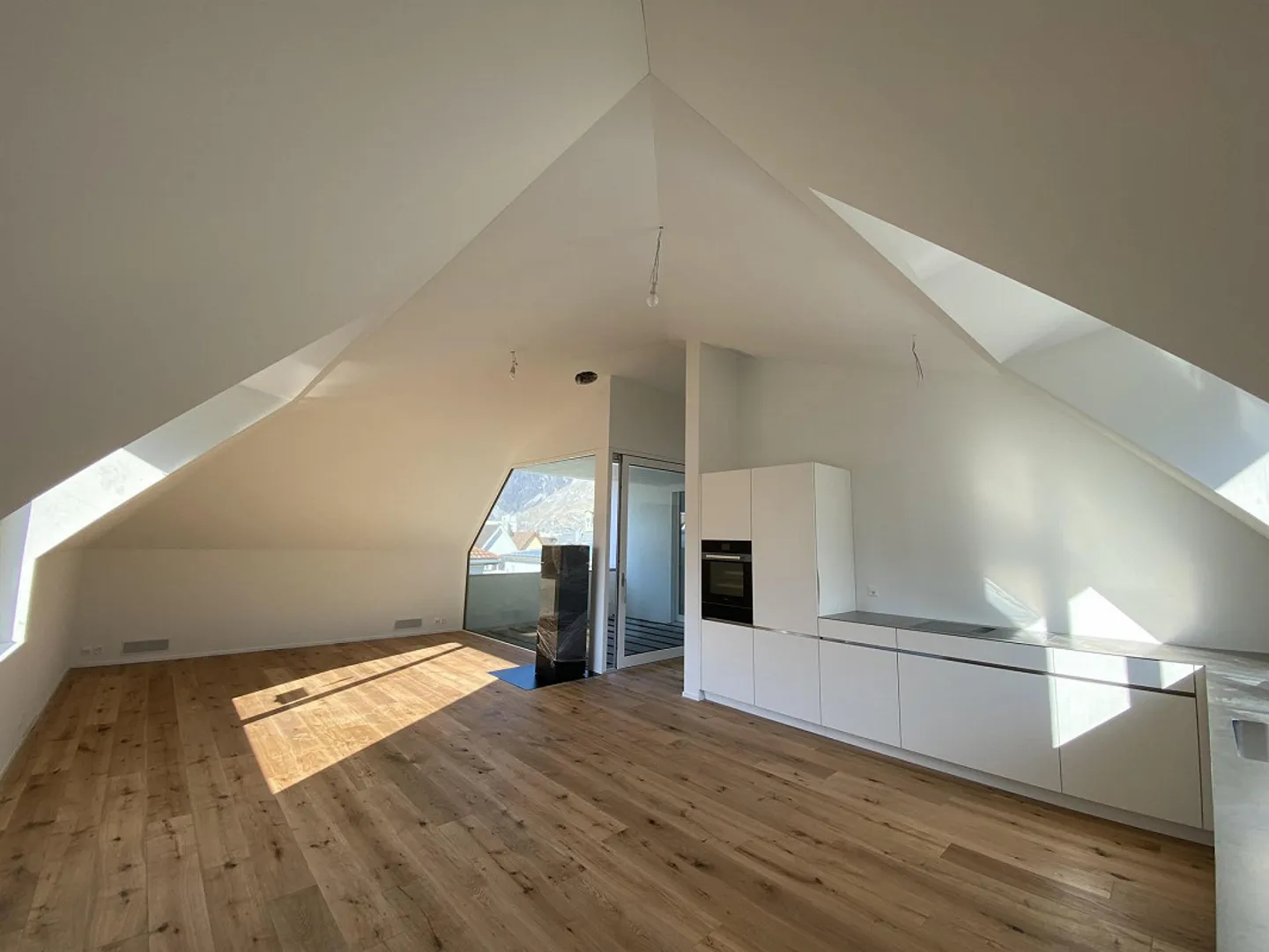 Beautiful 3.5-room attic apartment with a wide view in a quiet location - Photo 3 of 11
