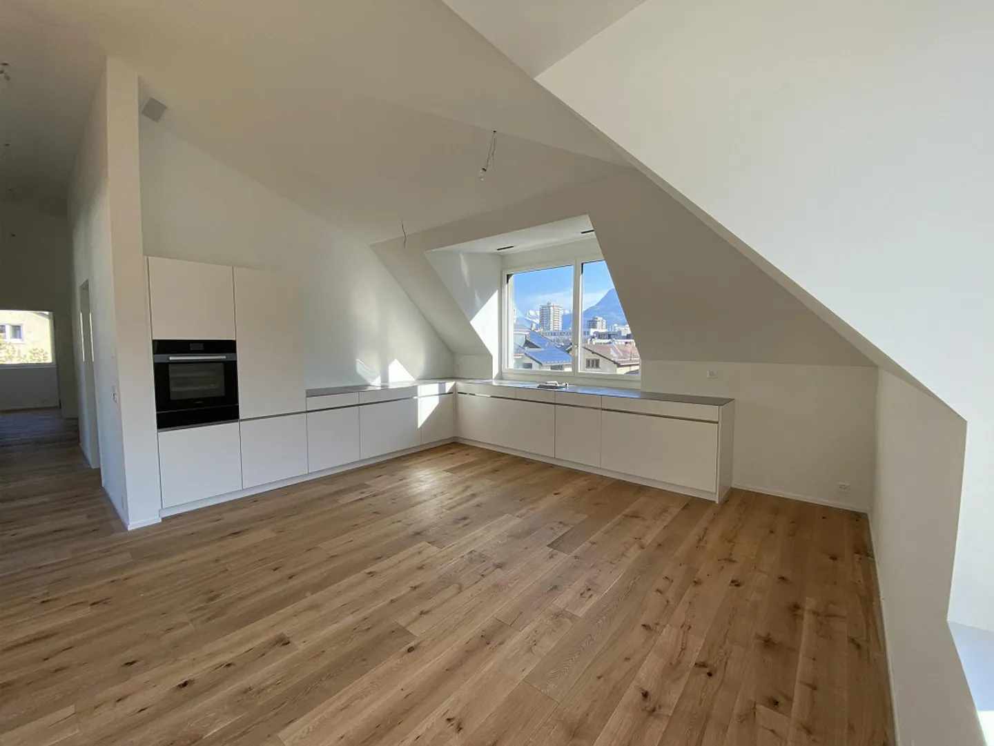 Beautiful 3.5-room attic apartment with a wide view in a quiet location - Photo 4 of 11