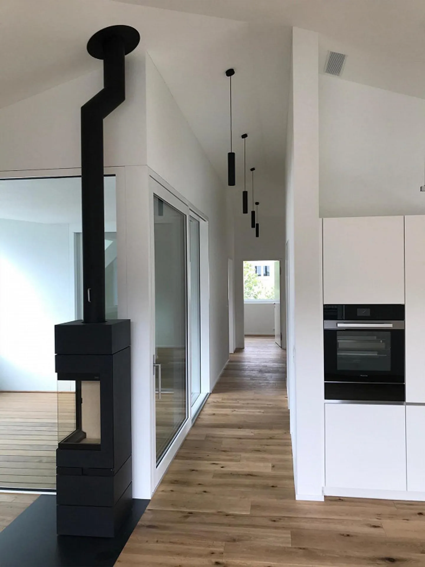 Beautiful 3.5-room attic apartment with a wide view in a quiet location - Photo 5 of 11