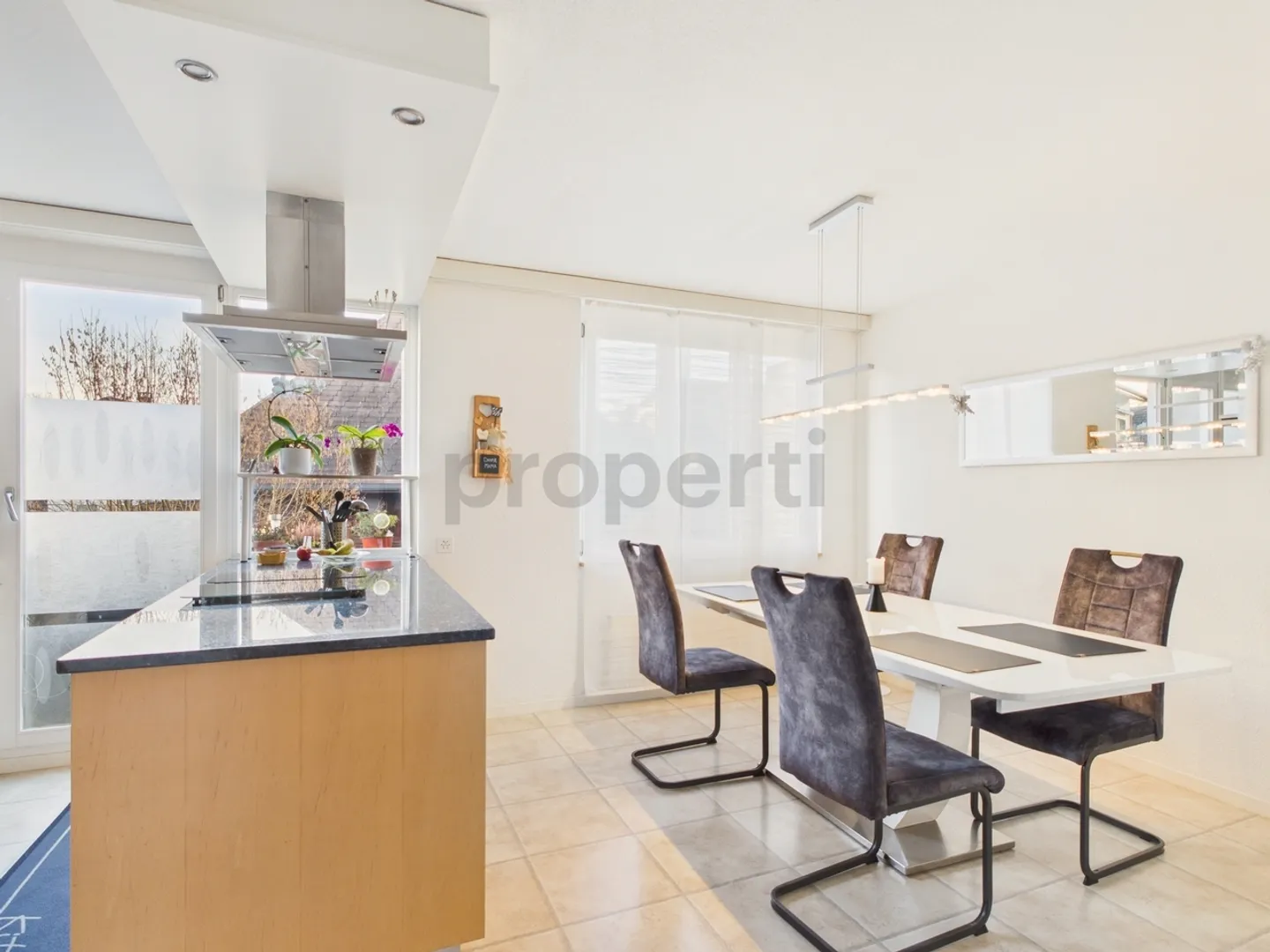 Maison individuelle en bande spacieuse de 4,5 pièces avec jardin emplacement ensoleillé - Photo 5 sur 13