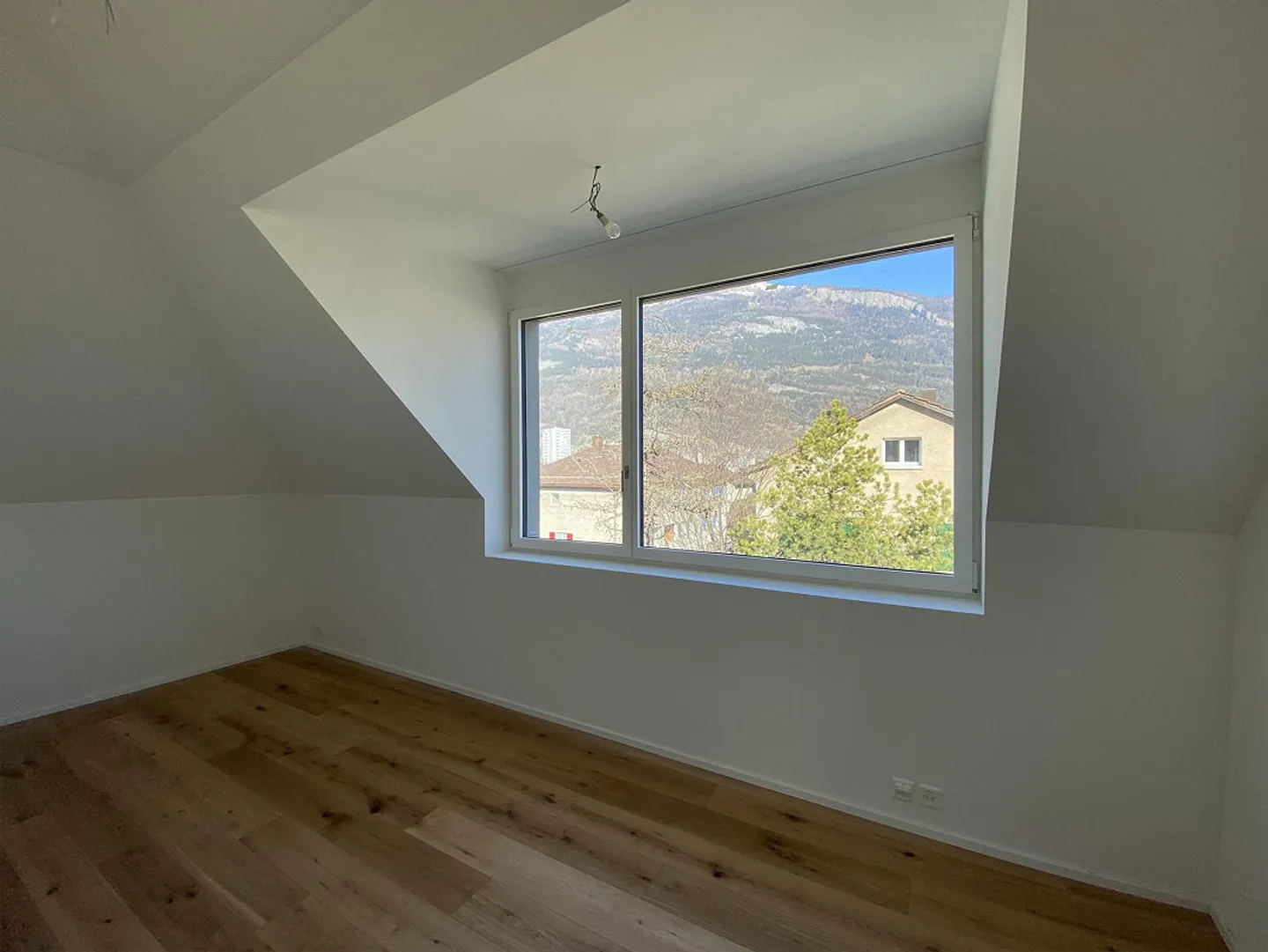 Beautiful 3.5-room attic apartment with a wide view in a quiet location - Photo 10 of 11