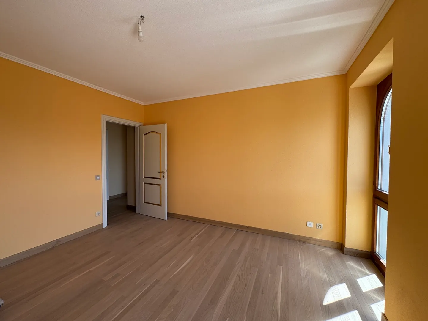 ELEGANTE WOHNUNG MIT 3.5 ZIMMERN IN EINEM HISTORISCHEN HAUS - Foto 7 von 11