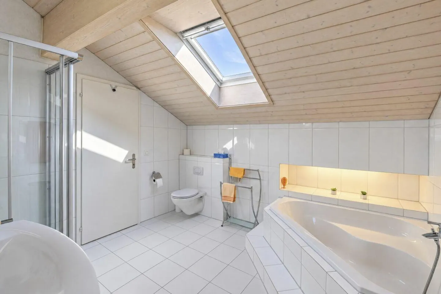 Appartamento duplex attico di 7,5 stanze con 218 m² e galleria a Bösingen - Foto 12 di 16