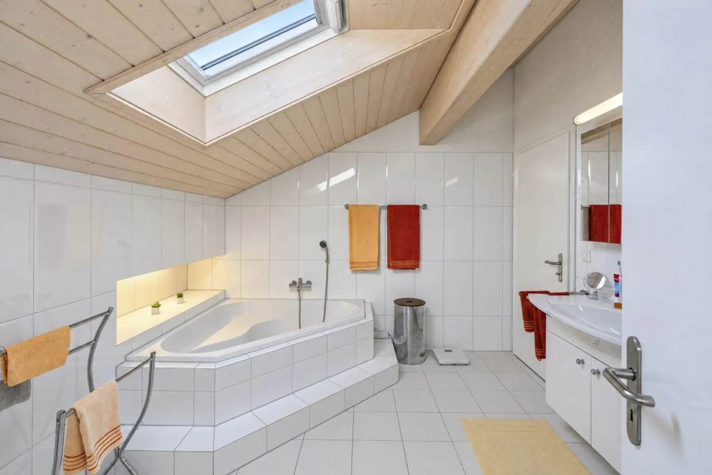 Appartamento duplex attico di 7,5 stanze con 218 m² e galleria a Bösingen - Foto 13 di 16