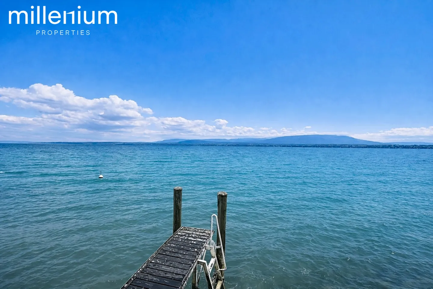 Villa con carattere direttamente sull'acqua a Coppet - Foto 1 di 19