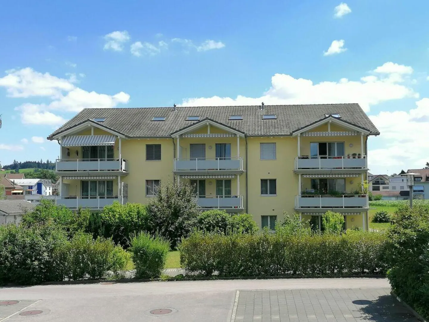 Ampio appartamento di 3,5 stanze nel centro del villaggio - Foto 1 di 8