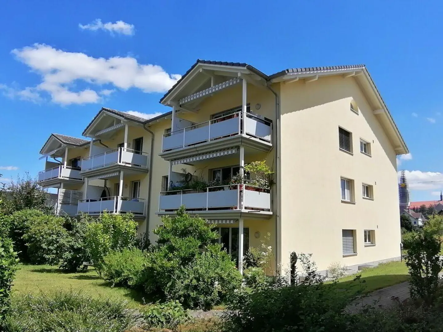 Ampio appartamento di 3,5 stanze nel centro del villaggio - Foto 2 di 8