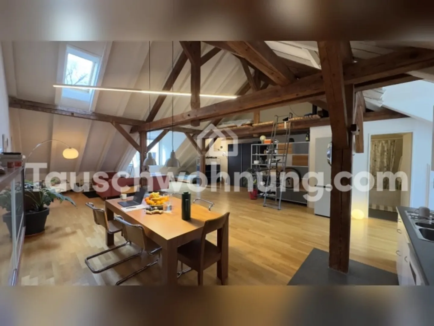 Ampio loft moderno inondato di luce con galleria - Foto 1 di 3